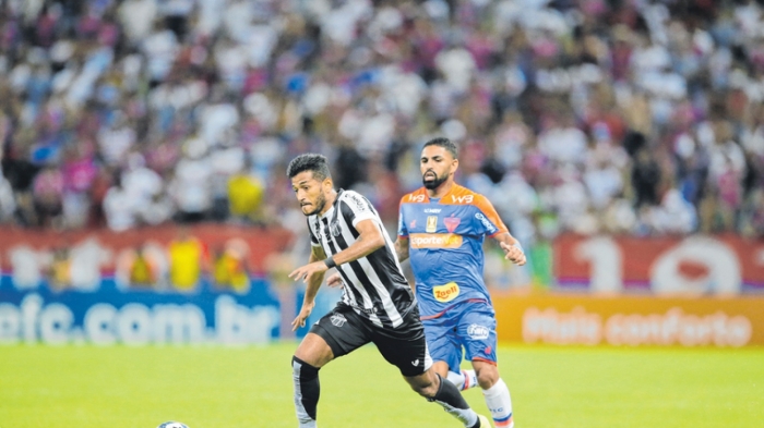 Tudo igual no Clássico-Rei e bronca coletiva