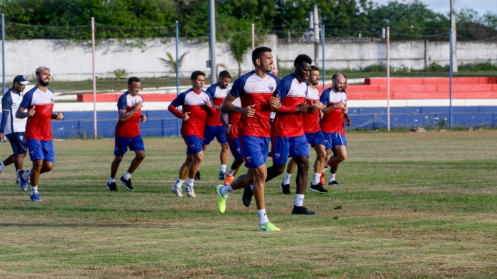 Leão desembarca em Fortaleza após jogo contra Independiente e mira Copa do Nordeste