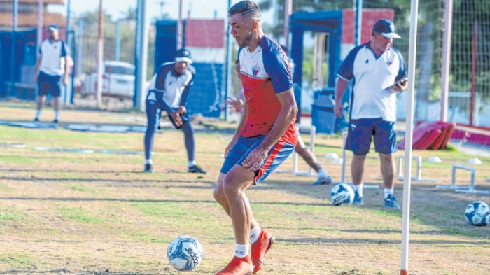 Fortaleza entra em campo com uma formação que busca espaço