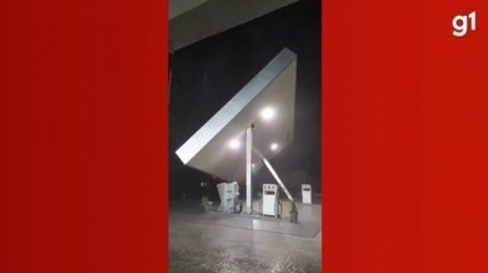 Chuva com ventos fortes derruba teto de posto de combustível em Jaguaribe, no Ceará