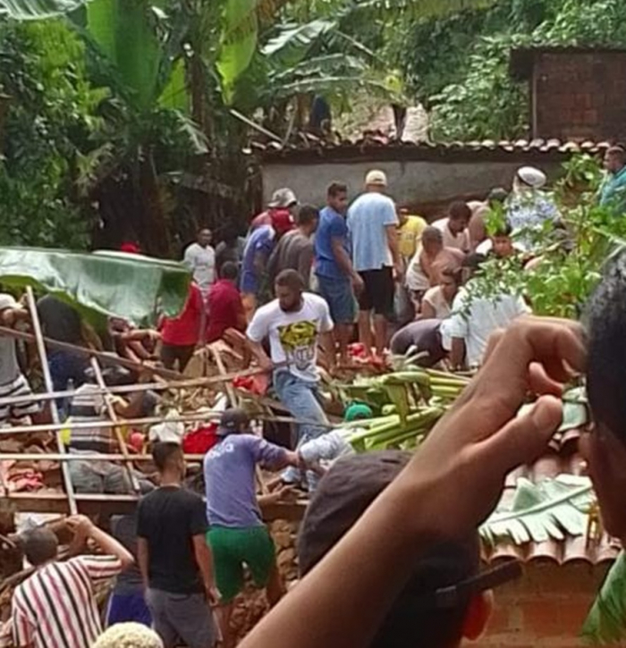 Tromba da água invade Aratuba, duas casas desabam, há óbitos e feridos