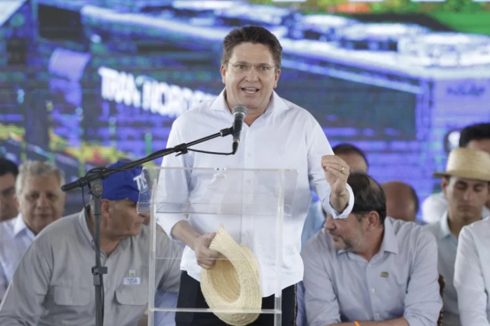 Prefeito de Iguatu é condenado por pintar prédios com cores da gestão e usar brasão não oficial 