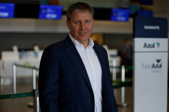 Preço de passagem aérea deve cair após baixa no custo de combustível, diz presidente da Azul