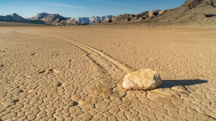 Pedras se movem sozinhas no deserto: como cientistas desvendaram o mistério